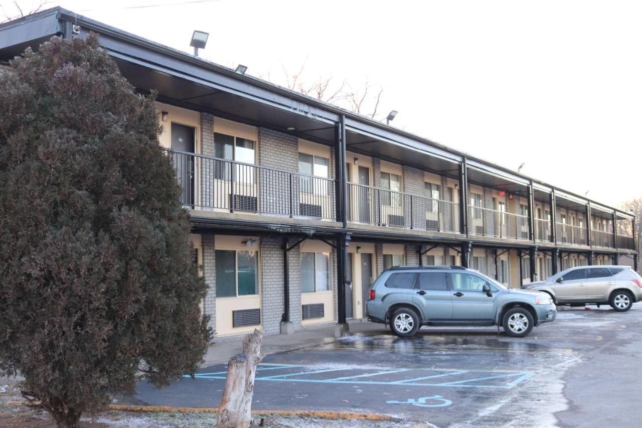 Travelodge By Wyndham Livonia Canton Novi Detroit Area Exterior foto